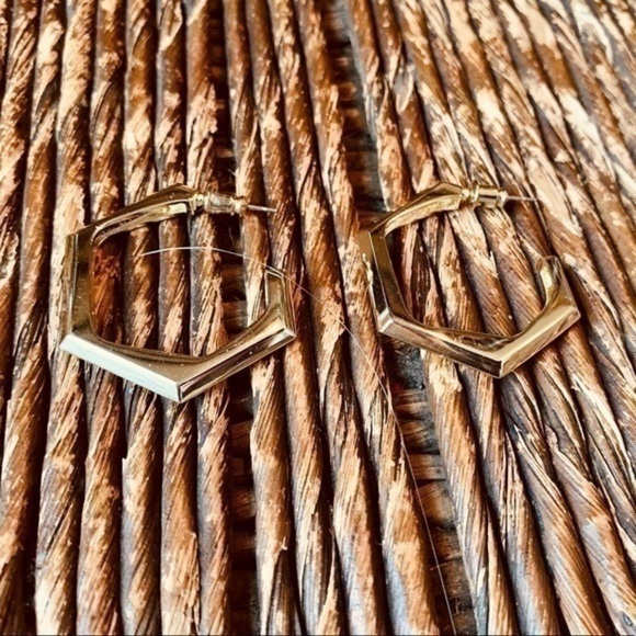 ✨💛 Gold Tone Hexagon Shape Chunky Hoops ✨❤️ - Picture 2 of 5